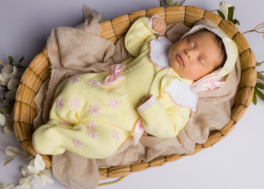 Primera Puesta Lucia Amarilla con Rosa Bebé