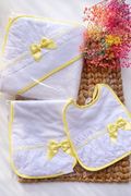 Set de Toalla, Babero & Carguero Amarillo Niña
