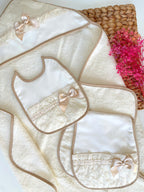 Set de Toalla, Babero & Carguero Camel